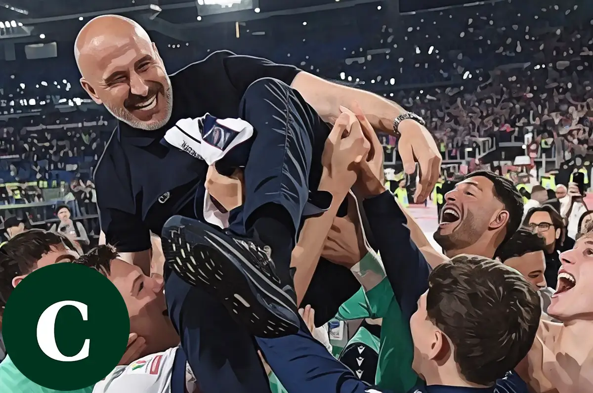 Italiano festeggiato dai proprio giocatori durante la premiazione della Coppa Italia vinta contro il Milan