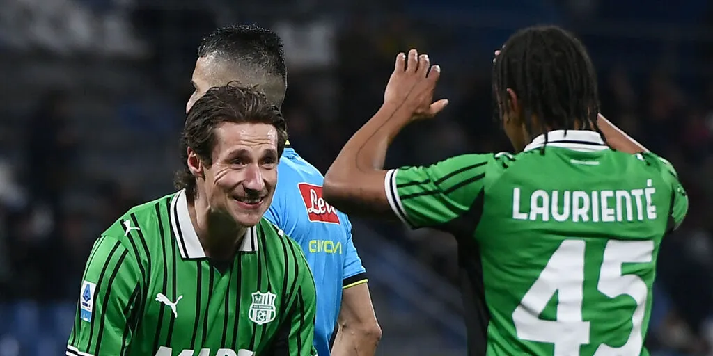 Berardi segna due volte, una su ribattuta dopo un rigore respinto e una in ripartenza, mentre Pinamonti apre la serata finalizzando l’azione rifinita da Laurienté. Proprio Laurienté si ritaglia un ruolo da regista offensivo perché firma due assist sui tre gol.
