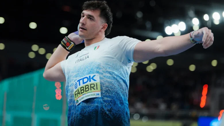 La prima giornata a Birmingham propone subito 100 metri, getto del peso e finale della 4x400 mista con diversi azzurri protagonisti.