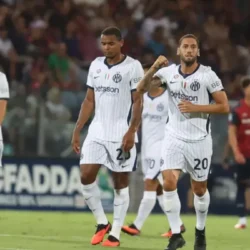 Cagliari-Inter 0-1: Calhanoglu decide, i nerazzurri dominano ma rischiano nel finale