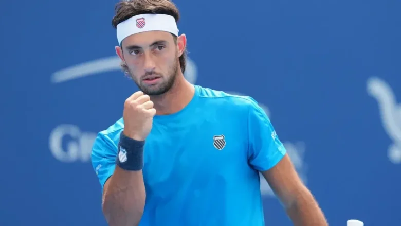 Il numero 50 ATP rimonta il serbo dopo il 6-2 iniziale e conquista il terzo turno contro Landaluce