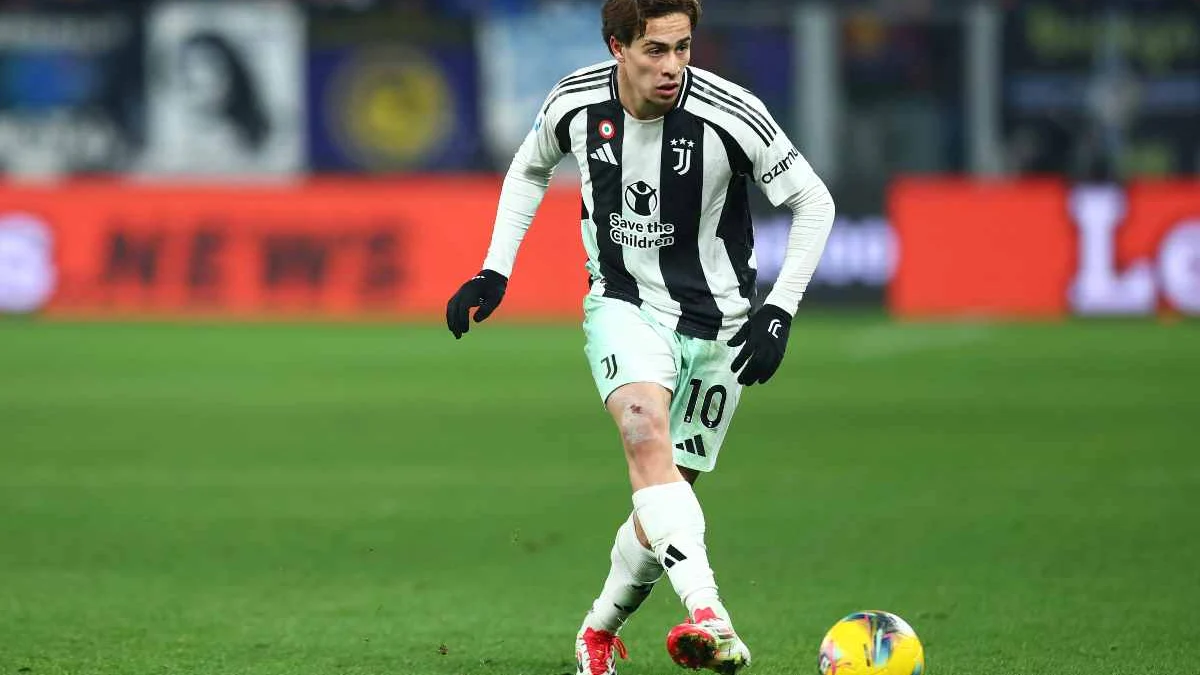 La Juventus deve fare i conti con l’assenza di Kenan Yildiz, fermato da un infortunio che lo terrà fuori per almeno tre mesi.