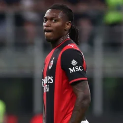 Leao verso l’addio al Milan: Amorim lo lascia fuori contro il Venezia