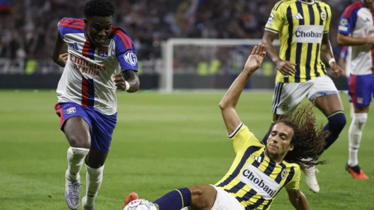 Il Fenerbahçe conquista la fase campionato della Champions League, ma il verdetto del campo passa in secondo piano dopo la maxi-rissa esplosa al termine del ritorno del playoff contro il Lione.
