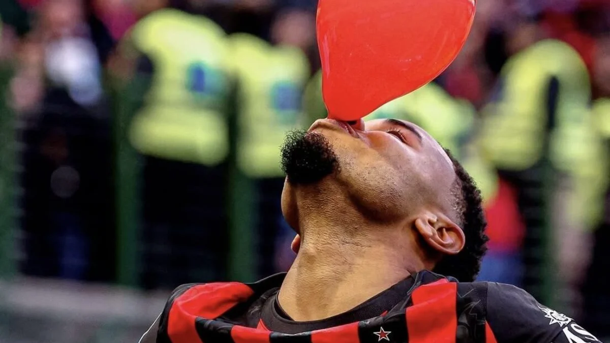 Il primo verdetto di Rúben Amorim sul gruppo del Milan porta a una possibile uscita eccellente: Christopher Nkunku sarebbe stato inserito tra i giocatori destinati a lasciare il progetto rossonero, mentre Yunus Musah avrebbe convinto l’allenatore portoghese a restare in rosa.