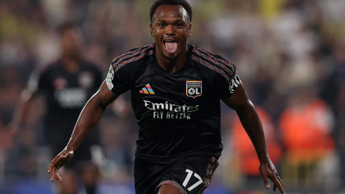 Loïs Openda ritrova il gol nel momento più pesante della stagione europea.