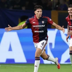 Il Cagliari inaugura la Serie A Enilive 2026/27 con una vittoria esterna pesante e meritata: Parma battuto 1-0 al Tardini grazie al gol di Alessandro Romano al 79’.