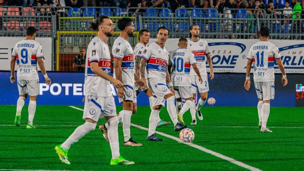 Patierno in tre minuti ribalta il Giugliano: dal 3-2 al 4-3 per il Casarano grazie alla doppietta del bomber