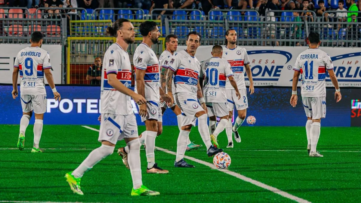 Il Giugliano aveva la vittoria in mano, ma dal 3-2 è passato al 4-3 per il Casarano in pieno recupero.
