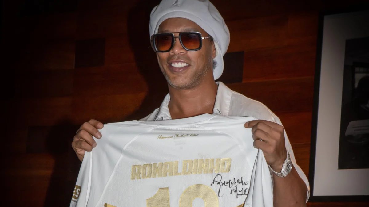 Ronaldinho è arrivato a Ravenna e ha fatto il suo ingresso nel nuovo progetto del club romagnolo, atteso al campionato di Serie C.