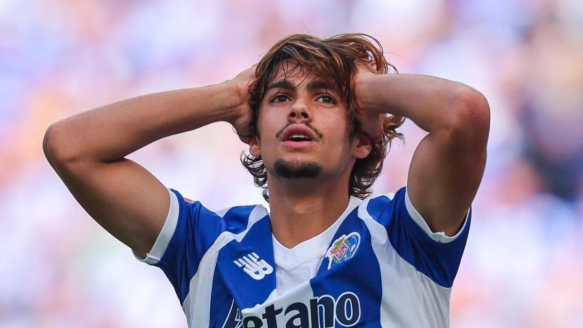 La trattativa tra la Roma e il Porto per Rodrigo Mora è entrata in una fase di impasse e il rallentamento sta modificando le priorità del mercato giallorosso.