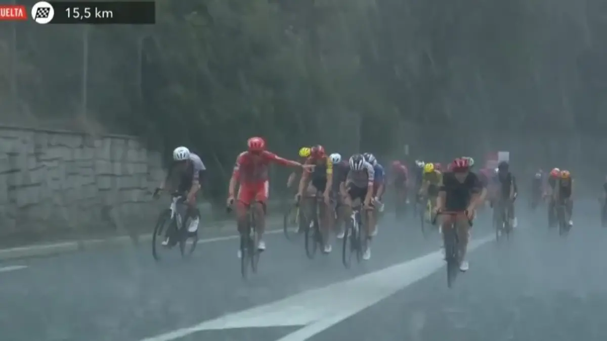 La grandine ha fermato la terza tappa della Vuelta 2026 prima del primo arrivo in salita.