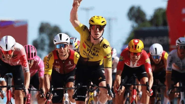 Matthew Brennan batte Coquard e Braet a La Rábida, conquista la quarta vittoria al debutto nella Vuelta e lascia Enric Mas al comando della generale