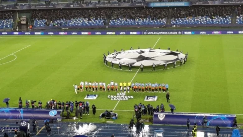 La prima giornata della fase campionato prosegue con sei partite: il Napoli ospita l’Arsenal, mentre Liverpool-Atlético e Barcellona-Feyenoord completano i big match.
