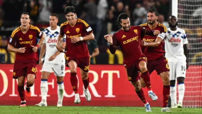 La Roma ribalta l’Atalanta nel recupero e resta a punteggio pieno insieme all’Inter, aspettando i match della domenica