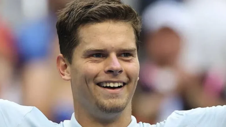 Il belga batte l’argentino 6-3 4-6 7-5 7-5 dopo il successo su Cobolli e conquista per la prima volta i quarti di finale di uno Slam.