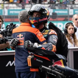 Acosta vince la Sprint di Sepang: Márquez secondo, Bezzecchi sul podio