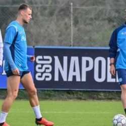 Allegri-De Bruyne, tensione in campo: cosa è successo durante Villarreal-Napoli — Durante Villarreal-Napoli, conclusa 3-1, Massimiliano Allegri ha