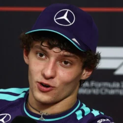 Kimi Antonelli arriva ad Austin con il primo match point per il Mondiale di Formula 1: dopo il quarto posto nella Sprint e il terzo nel Gran Premio di Singapore, il pilota Mercedes guida la classifica con 340 punti, 102 in più di George Russell.