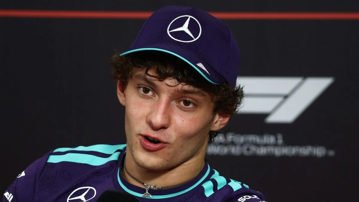 Kimi Antonelli arriva ad Austin con il primo match point per il Mondiale di Formula 1: dopo il quarto posto nella Sprint e il terzo nel Gran Premio di Singapore, il pilota Mercedes guida la classifica con 340 punti, 102 in più di George Russell.