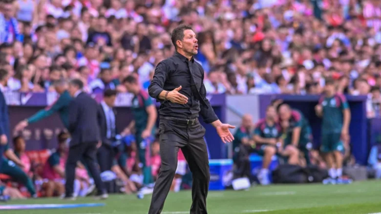 Simeone valuta Álvarez con tre trequartisti o una coppia d’attacco; per lo United sono indicati Cunha, Fernandes e Rashford.