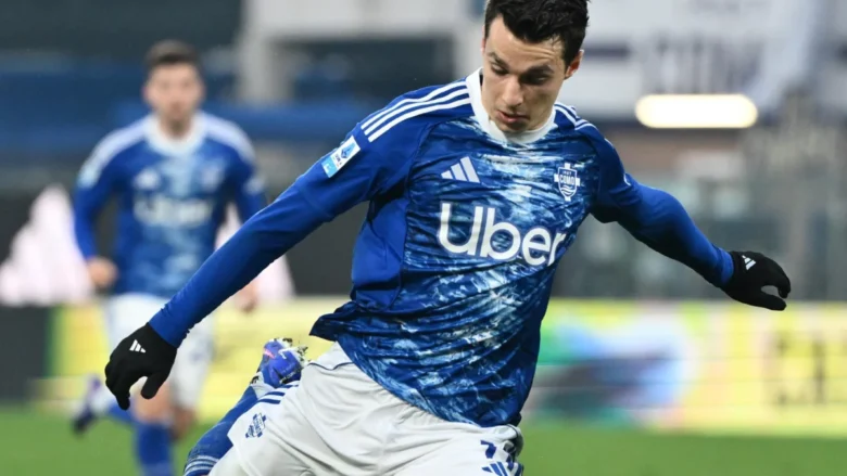 Fabregas dovrebbe affidarsi a Douvikas nel 4-2-3-1, mentre Gasperini valuta Pellegrini sulla trequarti e deve sostituire lo squalificato? No: l’indisponibile Svilar.