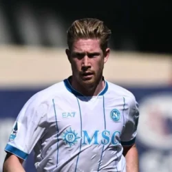 Kevin De Bruyne ha ritrovato il gol con il Napoli, mentre si rincorrono indiscrezioni su una possibile partenza a gennaio.