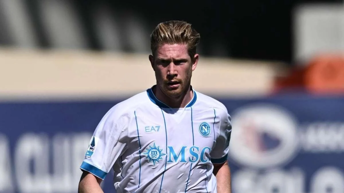 Kevin De Bruyne ha ritrovato il gol con il Napoli, mentre si rincorrono indiscrezioni su una possibile partenza a gennaio.