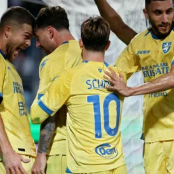 Frosinone travolgente: 5-1 al Lecce, sesto posto e sorpasso su Napoli e Juventus
