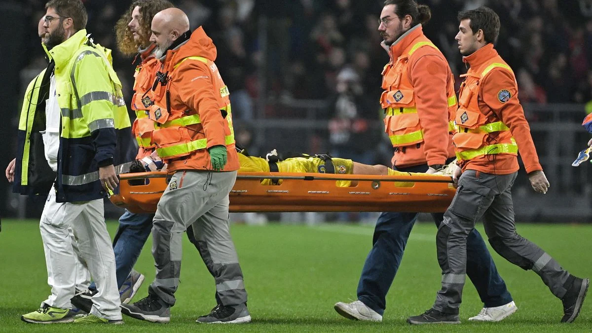 Matteo Gabbia ha lasciato il campo in barella dopo circa 20 minuti di gioco.