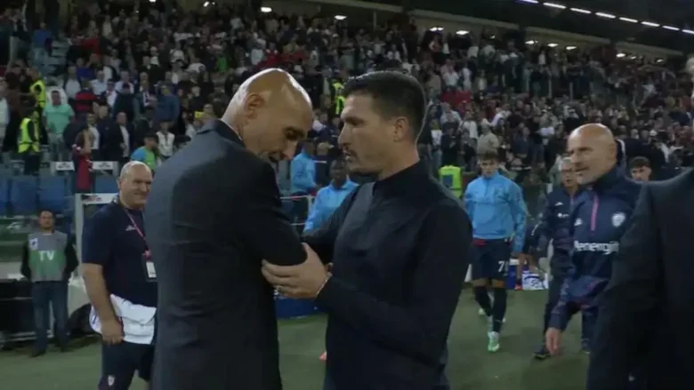 Dopo l’1-1, il saluto tra i tecnici è diventato un faccia a faccia: Spalletti ha contestato la gestione del tempo, Pisacane ha replicato.