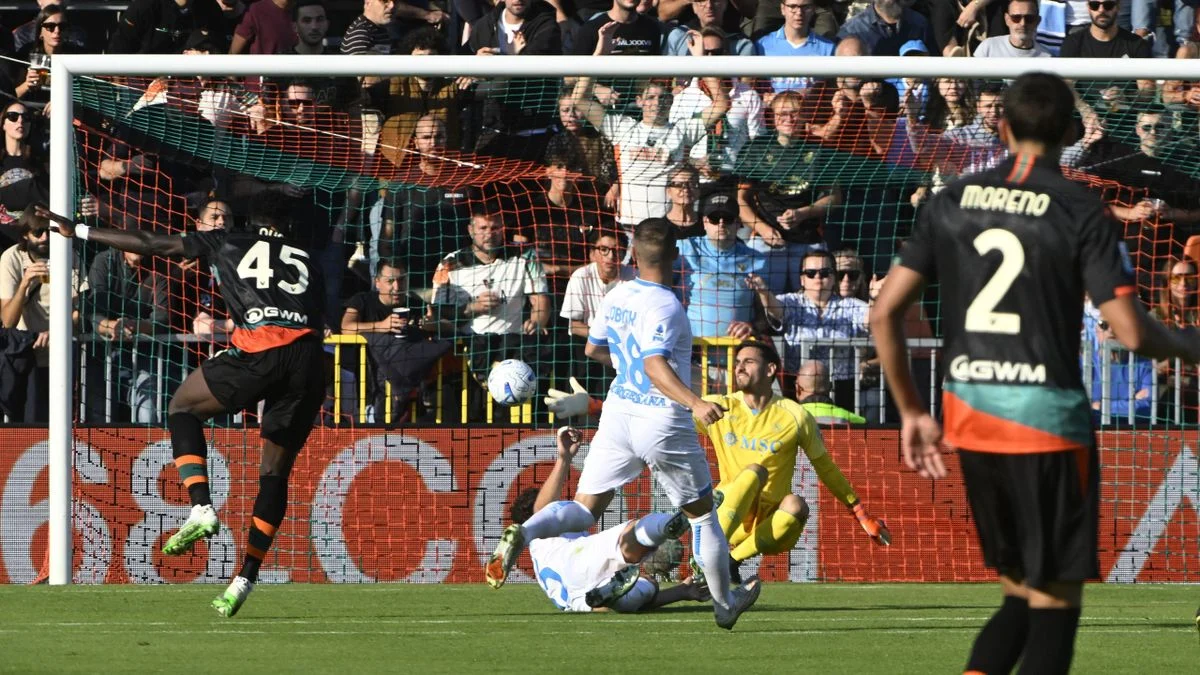 Venezia-Napoli 1-0: Adams segna, Stankovic para il rigore di De Bruyne Venezia-Napoli 1-0: Adams segna, Stankovic para il rigore di De Bruyne