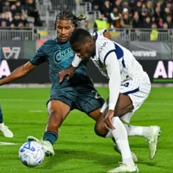 Inter, servono due autogol nel finale per battere 2-0 il Venezia e mantenere la vetta con la Lazio