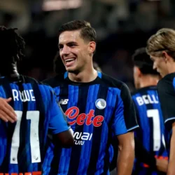 L’Atalanta interrompe la serie di tre sconfitte in campionato battendo 3-1 il Venezia, ma il punteggio racconta solo una parte della partita: i nerazzurri costruiscono il vantaggio nei primi sei minuti, poi si ritrovano a difenderlo sotto la pressione degli ospiti.