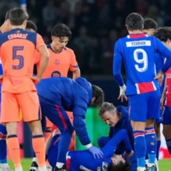Kvaratskhelia si rompe il crociato: il PSG annuncia l’intervento