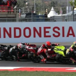Marco Bezzecchi ha vinto il Gran Premio d’Indonesia a Mandalika, interrompendo un digiuno di oltre quattro mesi e guidando l’Aprilia a un risultato senza precedenti per la casa di Noale in MotoGP: le prime quattro posizioni.