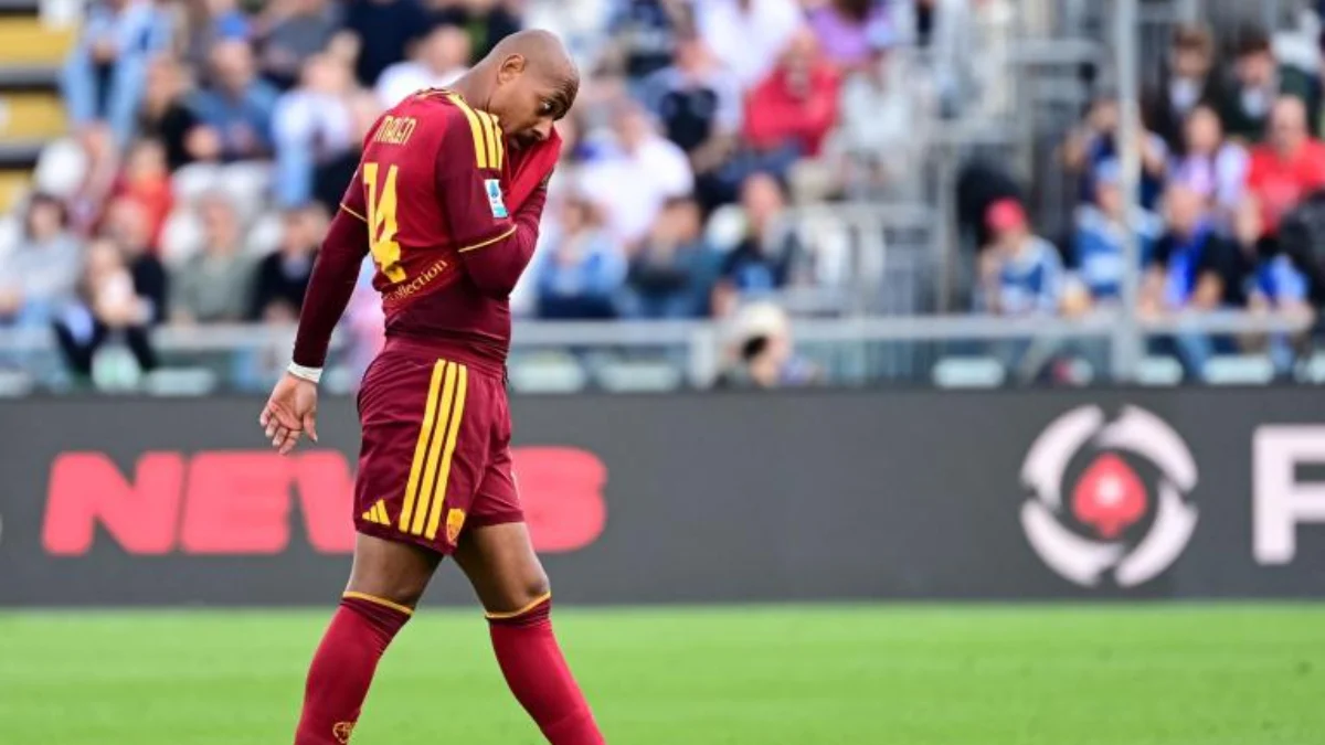 Como-Roma finisce 0-0 al Sinigaglia: la squadra di Gasperini gioca in dieci uomini dal 53’, quando Donyell Malen viene espulso per un intervento su Kaiki.