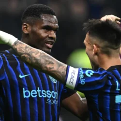 Inter e Lazio chiudono la domenica della sesta giornata appaiate in vetta alla Serie A con 16 punti.