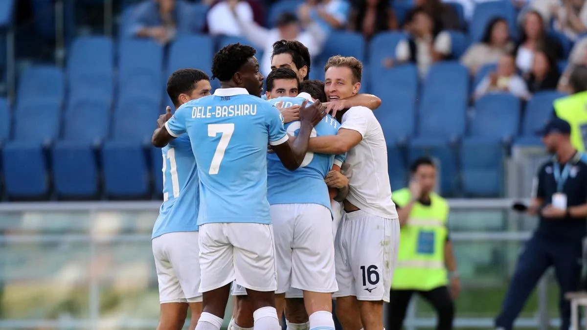 La Lazio batte 3-1 il Monza nella sesta giornata di Serie A e sale a quota 16 punti, raggiungendo l’Inter in testa alla classifica.