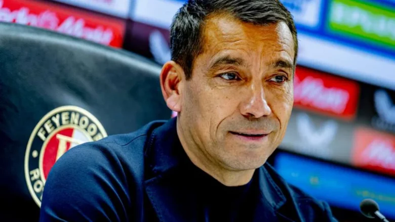 Alla vigilia della sfida di Champions al De Kuip, il tecnico del Feyenoord accosta il gioco dei lariani a quello blaugrana e ne sottolinea la crescita.